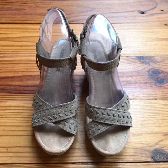 Minnetonka Beige Tan Leather Sandal Wedges, EUC, 7 - Picture 2 of 10